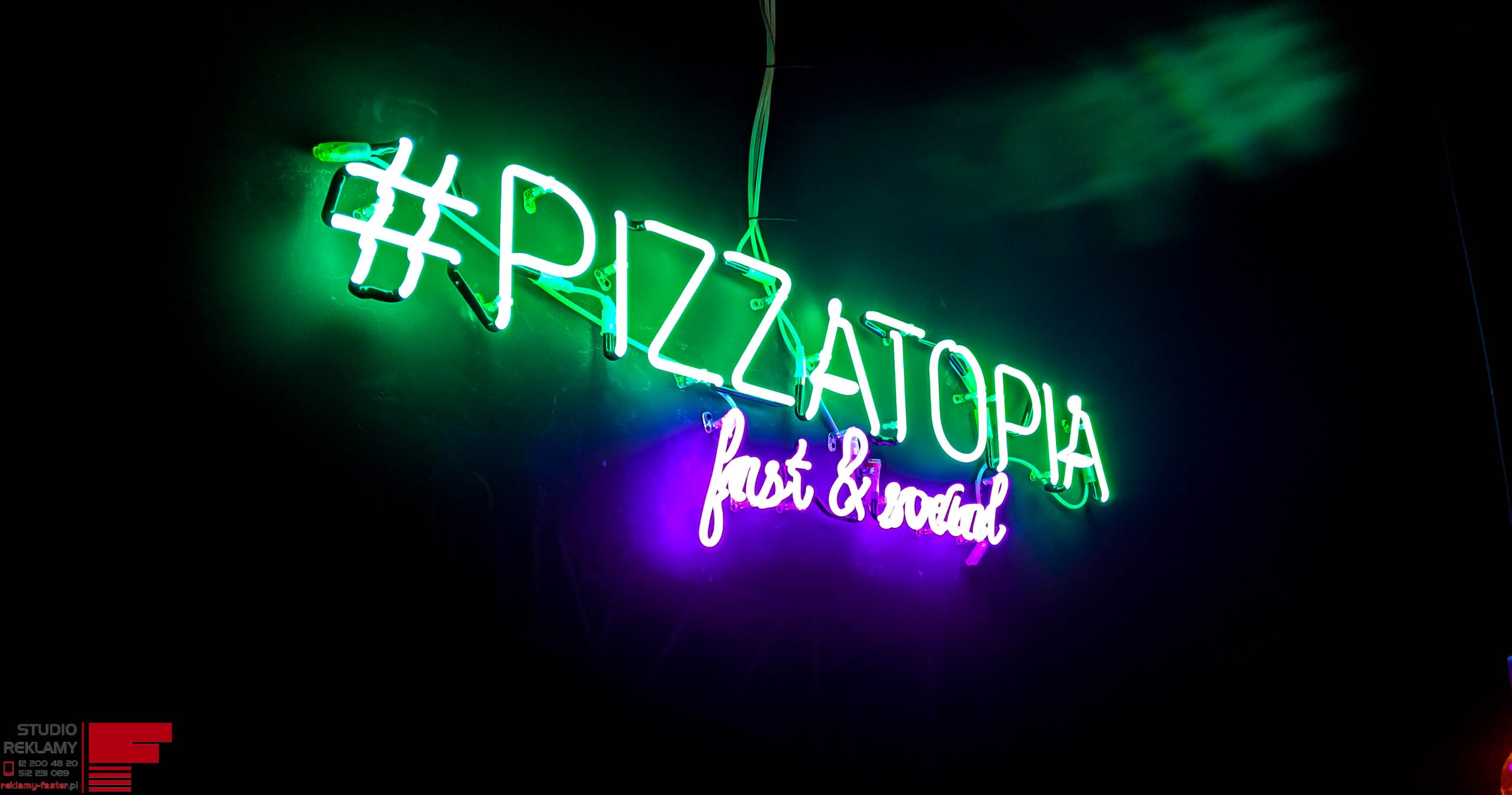 Napis z lampy neonowej dla pizzerii. Kontrastowe, nowoczesne kolory.